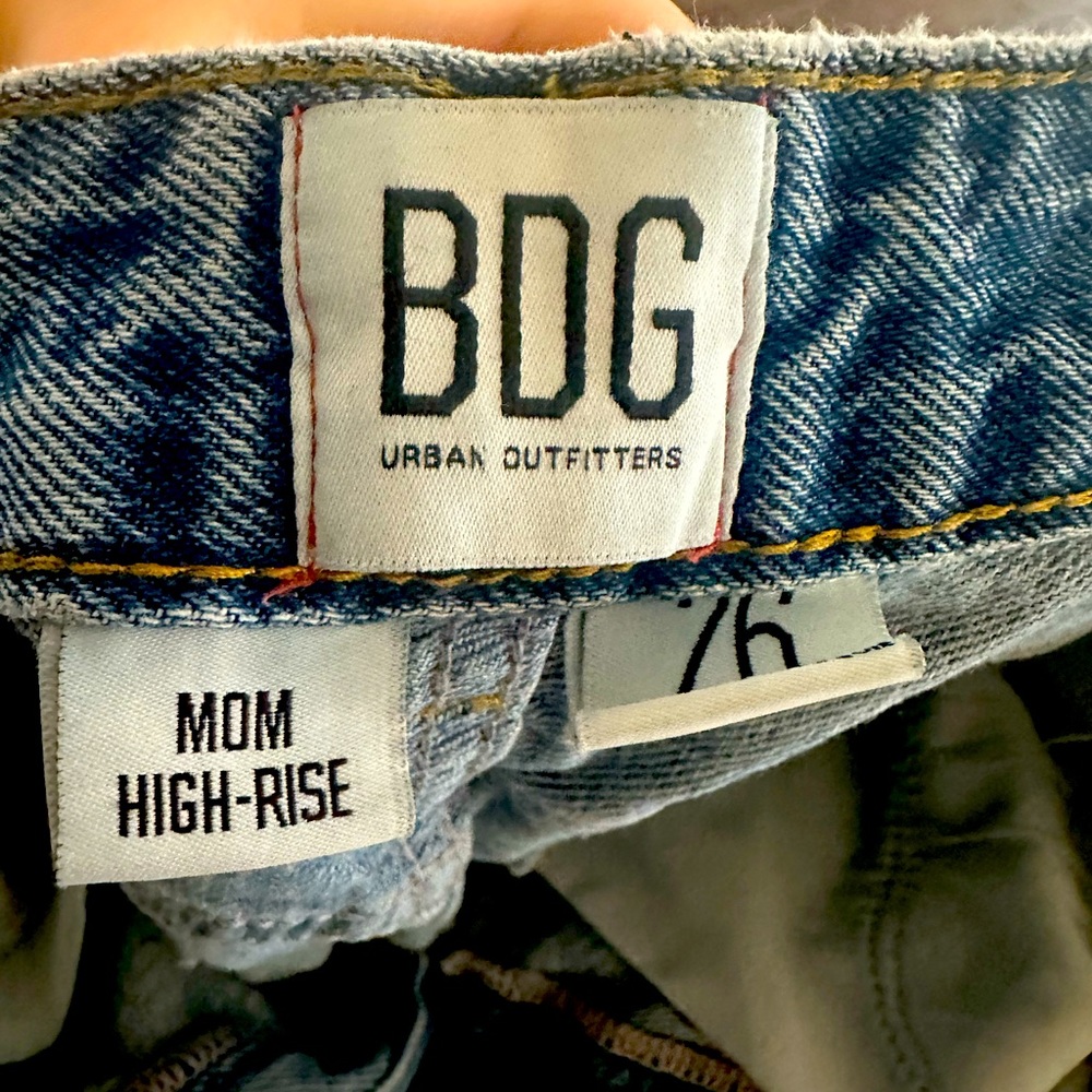 BDG MOM HIGH RISE JEANS